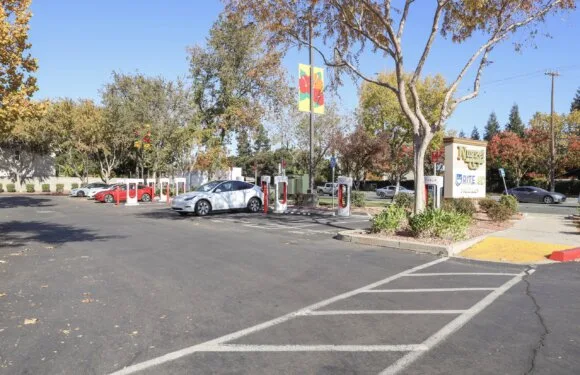9Z8A6267 580x375 - Tesla Supercharger, 12 Stations @ 250kW